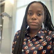 Profesora imparte clases de inglés a alumnos de todas las edades